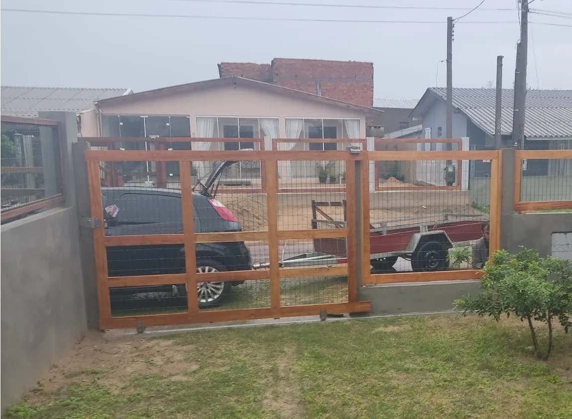 Portão amplo em madeira e tela