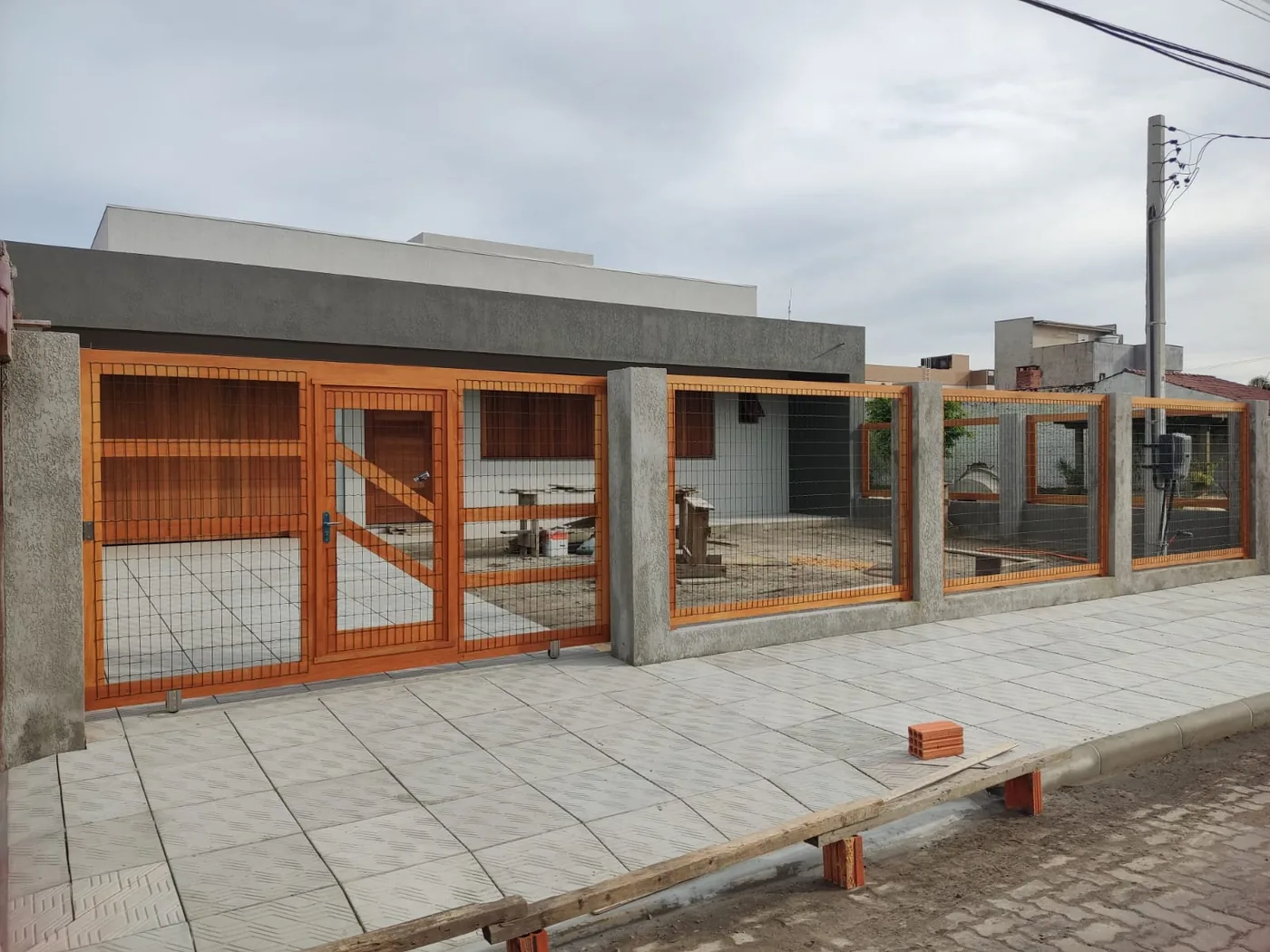 Conjunto de portão e cercamento em madeira com tela