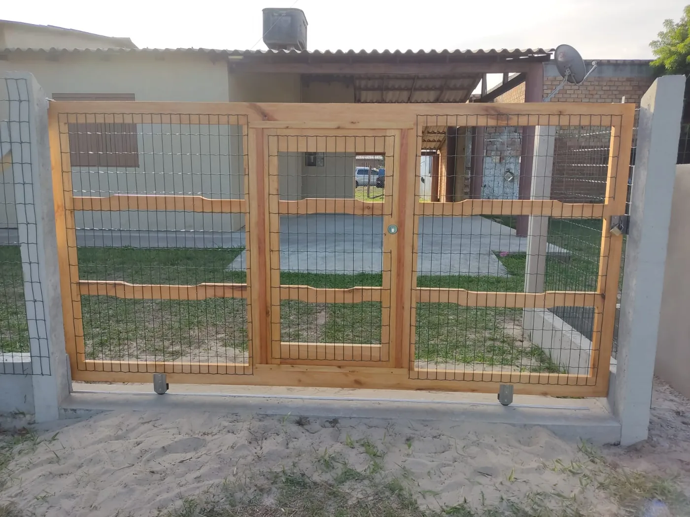 Portão com porta social embutida